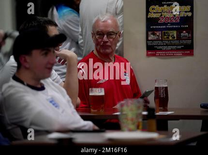 Englische Fans in der 76 Lounge im Lamex Stadium, Stevenage, sehen sich eine Vorführung des Viertelfinalspiels der FIFA-Weltmeisterschaft zwischen England und Frankreich an. Foto: Samstag, 10. Dezember 2022. Stockfoto