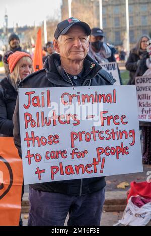 London, Großbritannien. 10.. Dezember 2022. Just Stop Oil Solidarity Rally & March, London, Großbritannien Kredit: Peter Marshall/Alamy Live News Stockfoto