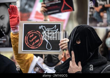 Istanbul, Türkei. 10.. Dezember 2022. Ein maskierter Protestteilnehmer, der während der Demonstration gesehen wurde, hat Wochen gewalttätiger Proteste im Iran und anderen Ländern ausgelöst. Mahsa fiel ins Koma und starb, nachdem er in Teheran von der Moralpolizei wegen mutmaßlichen Verstoßes gegen die Hijab-Regeln des Landes verhaftet wurde. In den Protestprozessen wurden bisher 11 Menschen zum Tode verurteilt. Kredit: SOPA Images Limited/Alamy Live News Stockfoto