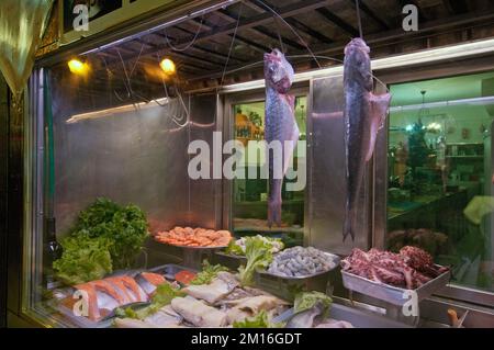 Meeresfrüchte und Fische werden im Fenster eines Restaurants in Lissabon, Portugal, ausgestellt Stockfoto