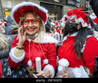 New York, USA. 10.. Dezember 2022. Feierliche, als Weihnachtsmann verkleidete Gäste haben Spaß am Times Square während der jährlichen SantaCon in New York City. Kredit: Enrique Shore/Alamy Live News Stockfoto