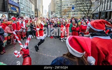 New York, USA. 10.. Dezember 2022. Feierliche, als Weihnachtsmann verkleidete Gäste haben Spaß am Times Square während der jährlichen SantaCon in New York City. Kredit: Enrique Shore/Alamy Live News Stockfoto