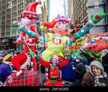 New York, USA. 10.. Dezember 2022. Feierliche, als Weihnachtsmann verkleidete Gäste haben Spaß am Times Square während der jährlichen SantaCon in New York City. Kredit: Enrique Shore/Alamy Live News Stockfoto