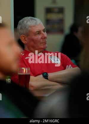 Englische Fans in der 76 Lounge im Lamex Stadium, Stevenage, sehen sich eine Vorführung des Viertelfinalspiels der FIFA-Weltmeisterschaft zwischen England und Frankreich an. Foto: Samstag, 10. Dezember 2022. Stockfoto