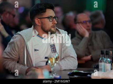 Englische Fans in der 76 Lounge im Lamex Stadium, Stevenage, sehen sich eine Vorführung des Viertelfinalspiels der FIFA-Weltmeisterschaft zwischen England und Frankreich an. Foto: Samstag, 10. Dezember 2022. Stockfoto