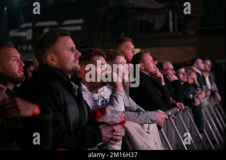 The Mill, Digbeth, Birmingham, 10. Dezember 2022 - England Fans reagieren im 4TheFans Fan Park in Birmingham, nachdem Frankreich bei der FIFA Fussball-Weltmeisterschaft 2022 gegen England traf. Quelle: Stop Press Media/Alamy Live News Stockfoto