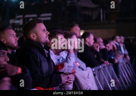 The Mill, Digbeth, Birmingham, 10. Dezember 2022 - England Fans reagieren im 4TheFans Fan Park in Birmingham, nachdem Frankreich bei der FIFA Fussball-Weltmeisterschaft 2022 gegen England traf. Quelle: Stop Press Media/Alamy Live News Stockfoto