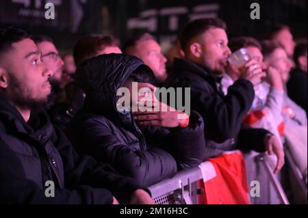 The Mill, Digbeth, Birmingham, 10. Dezember 2022 - England Fans reagieren im 4TheFans Fan Park in Birmingham, nachdem Frankreich bei der FIFA Fussball-Weltmeisterschaft 2022 gegen England traf. Quelle: Stop Press Media/Alamy Live News Stockfoto