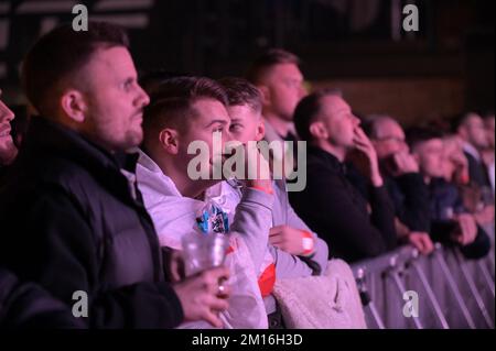 The Mill, Digbeth, Birmingham, 10. Dezember 2022 - England Fans reagieren im 4TheFans Fan Park in Birmingham, nachdem Frankreich bei der FIFA Fussball-Weltmeisterschaft 2022 gegen England traf. Quelle: Stop Press Media/Alamy Live News Stockfoto