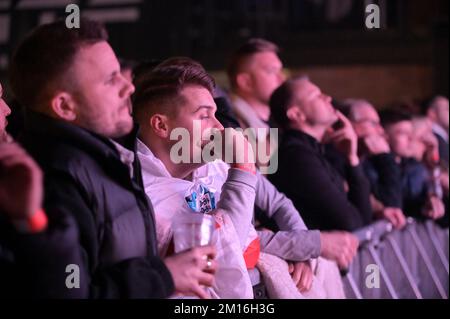 The Mill, Digbeth, Birmingham, 10. Dezember 2022 - England Fans reagieren im 4TheFans Fan Park in Birmingham, nachdem Frankreich bei der FIFA Fussball-Weltmeisterschaft 2022 gegen England traf. Quelle: Stop Press Media/Alamy Live News Stockfoto