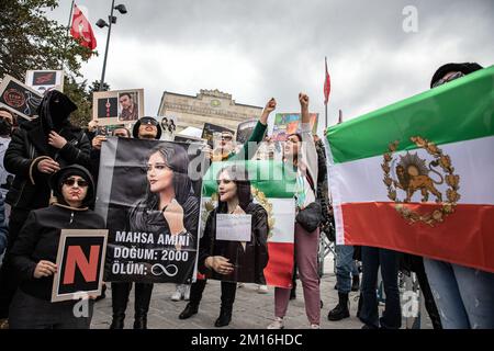 Istanbul, Türkei. 10.. Dezember 2022. Demonstranten halten während der Demonstration Plakate, auf denen ihre Meinung zum Ausdruck gebracht wird. Mahsa Amini hat durch seinen Tod wochenlang gewalttätige Proteste im Iran und in anderen Ländern ausgelöst. Mahsa fiel ins Koma und starb, nachdem er in Teheran von der Moralpolizei wegen mutmaßlichen Verstoßes gegen die Hijab-Regeln des Landes verhaftet wurde. In den Protestprozessen wurden bisher 11 Menschen zum Tode verurteilt. (Foto: Onur Dogman/SOPA Images/Sipa USA) Guthaben: SIPA USA/Alamy Live News Stockfoto
