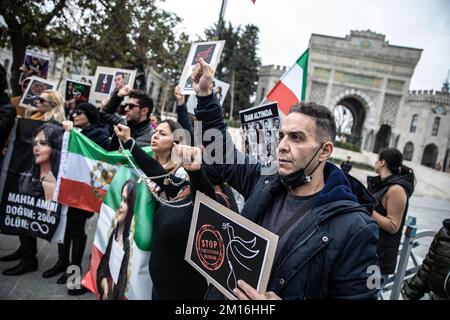 Istanbul, Türkei. 10.. Dezember 2022. Demonstranten halten während der Demonstration Plakate, auf denen ihre Meinung zum Ausdruck gebracht wird. Mahsa Amini hat durch seinen Tod wochenlang gewalttätige Proteste im Iran und in anderen Ländern ausgelöst. Mahsa fiel ins Koma und starb, nachdem er in Teheran von der Moralpolizei wegen mutmaßlichen Verstoßes gegen die Hijab-Regeln des Landes verhaftet wurde. In den Protestprozessen wurden bisher 11 Menschen zum Tode verurteilt. (Foto: Onur Dogman/SOPA Images/Sipa USA) Guthaben: SIPA USA/Alamy Live News Stockfoto