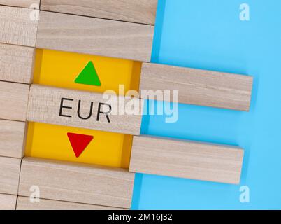 EUR-Symbol oben auf Block geschrieben Stockfoto