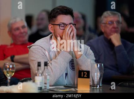 Englische Fans in der 76 Lounge im Lamex Stadium, Stevenage, sehen sich eine Vorführung des Viertelfinalspiels der FIFA-Weltmeisterschaft zwischen England und Frankreich an. Foto: Samstag, 10. Dezember 2022. Stockfoto