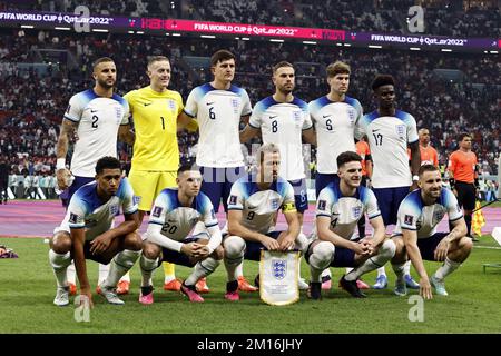 AL KHOR - Back Row (lr) Kyle Walker von England, England Torwart Jordan Pickford, Harry Maguire von England, Jordan Henderson von England, John Stones von England, Bukayo Saka von England. Erste Reihe (lr) Jude Bellingham aus England, Phil Foden aus England. Harry Kane von England, Declan Rice von England, Luke Shaw von England während des Viertelfinalspiels der FIFA-Weltmeisterschaft Katar 2022 zwischen England und Frankreich im Al Bayt Stadium am 10. Dezember 2022 in Al Khor, Katar. AP | niederländische Höhe | MAURICE OF STONE Credit: ANP/Alamy Live News Stockfoto