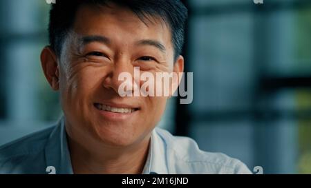 Glücklich lächelnde koreanische Japaner selbstbewusst 40s Mann erfolgreicher Geschäftsmann Arbeiter Spezialist Geschäftsmann Banker Repräsentant Joyful Stockfoto