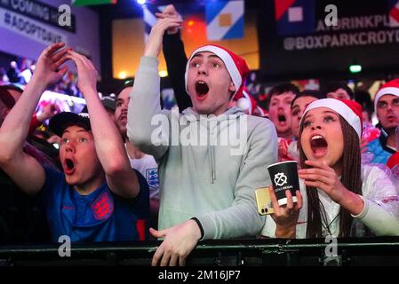 Englische Fans im BOXPARK Croydon in London sehen eine Vorführung des Viertelfinalspiels der FIFA-Weltmeisterschaft zwischen England und Frankreich. Foto: Samstag, 10. Dezember 2022. Stockfoto