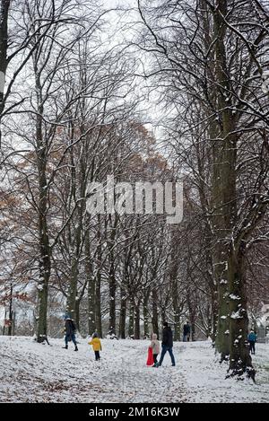 Verschneite, winterliche Tage im Inverleith Park, Edinburgh, Schottland, Großbritannien. Stockfoto