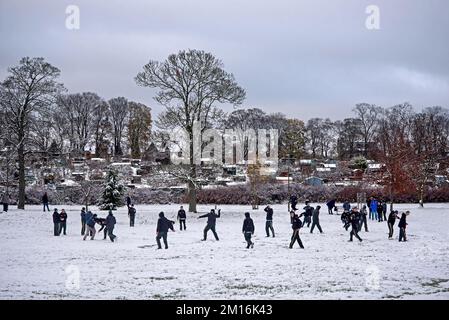 Verschneite, winterliche Tage im Inverleith Park, Edinburgh, Schottland, Großbritannien. Stockfoto