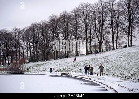 Verschneite, winterliche Tage im Inverleith Park, Edinburgh, Schottland, Großbritannien. Stockfoto