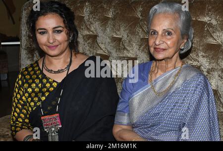 Mumbai, Indien. 10.. Dezember 2022. L-R Bollywood Schauspielerin Divya Dutta und Waheeda Rehman, gesehen bei der Enthüllung des Fests des verstorbenen Schauspielers Dilip Kumar Hero of Heroes in Mumbai. Die Film Heritage Foundation feierte das 100.. Jubiläum des verstorbenen Schauspielers Dilip Kumar und lud Berühmtheiten aus Bollywood zum Festival „der Held der Helden“ ein. Kredit: SOPA Images Limited/Alamy Live News Stockfoto