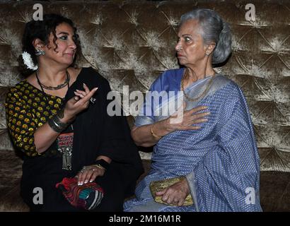 Mumbai, Indien. 10.. Dezember 2022. Die L-R Bollywood-Schauspielerin Divya Dutta und Waheeda Rehman interagieren bei der Enthüllung des Festivals Dilip Kumar Hero of Heroes in Mumbai. Die Film Heritage Foundation feierte das 100.. Jubiläum des verstorbenen Schauspielers Dilip Kumar und lud Berühmtheiten aus Bollywood zum Festival „der Held der Helden“ ein. Kredit: SOPA Images Limited/Alamy Live News Stockfoto