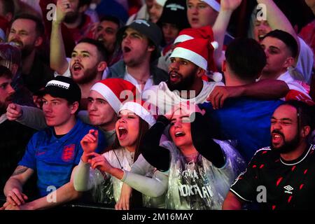 Englische Fans im BOXPARK Croydon in London sehen eine Vorführung des Viertelfinalspiels der FIFA-Weltmeisterschaft zwischen England und Frankreich. Foto: Samstag, 10. Dezember 2022. Stockfoto