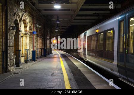 London Nordwestbahn der Klasse 350, Abfahrt vom Crewe-Bahnsteig 11 mit gelbem Signal Stockfoto