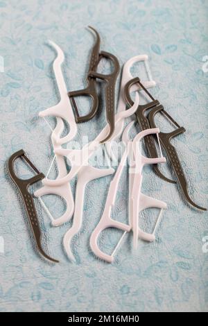 Farbenfroher Zahnstocher. Verschiedene Farben Zahnseidenpflücken auf dem Farbhintergrund. Stockfoto