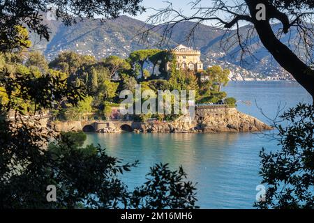 Traditionelles ligurisches Haus mit unberührtem, idyllischem Blick auf Jachthafen, Küste und Mittelmeer - Portofino, Genua, Ligurien, Italy.jpg Stockfoto