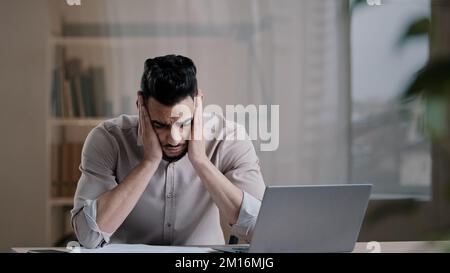 Frustriert junge hispanische Buchhalter männlichen Analysten Geschäftsmann fühlen Stress Check finanzielle Fehler in Bericht Dokument Analyse Budget erhalten Geld p Stockfoto