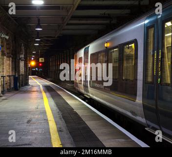 London Nordwestbahn der Klasse 350, Abfahrt vom Crewe-Bahnsteig 11 mit gelbem Signal Stockfoto