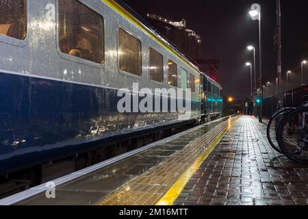 1970er Jahre British Rail, blau und grau, MK2 Kutschen, mit West Coast Railways 86401 warten am Bahnhof Warrington Bank Quay Stockfoto