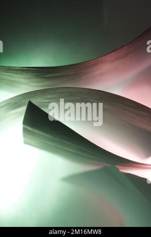 Kreisförmige Papiergrafiken mit geraden Kanten und gebogenen Kanten Stockfoto