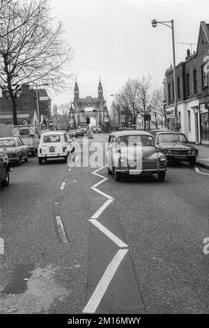 1976 Schwarzweiß-Archivfoto der Hammersmith Bridge Road, London. Stockfoto