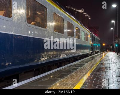 1970er Jahre British Rail, blau und grau, MK2 Kutschen, mit West Coast Railways 86401 warten am Bahnhof Warrington Bank Quay Stockfoto