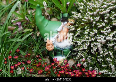 Kleine Zwerge verstecken sich im Garten Stockfoto