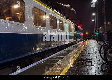 1970er Jahre British Rail, blau und grau, MK2 Kutschen, mit West Coast Railways 86401 warten am Bahnhof Warrington Bank Quay Stockfoto