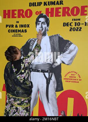 Mumbai, Indien. 10.. Dezember 2022. Die Bollywood-Schauspielerin Saira Banu berührt ein Poster bei der Enthüllung ihres Mannes, des verstorbenen Schauspielers Dilip Kumar Hero of Heroes Festival in Mumbai. Die Film Heritage Foundation feierte das 100.. Jubiläum des verstorbenen Schauspielers Dilip Kumar und lud Berühmtheiten aus Bollywood zum Festival „der Held der Helden“ ein. (Foto: Ashish Vaishnav/SOPA Images/Sipa USA) Guthaben: SIPA USA/Alamy Live News Stockfoto