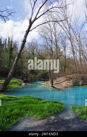 Scafa - Abruzzen - das schwefelhaltige Wasser des Lavino-Flusses Stockfoto