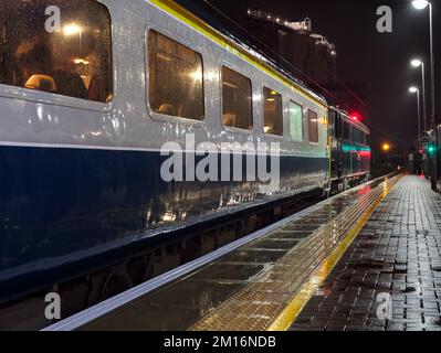 1970er Jahre British Rail, blau und grau, MK2 Kutschen, mit West Coast Railways 86401 warten am Bahnhof Warrington Bank Quay Stockfoto