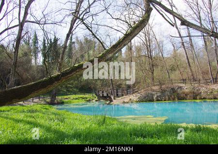 Scafa - Abruzzen - das schwefelhaltige Wasser des Lavino-Flusses Stockfoto