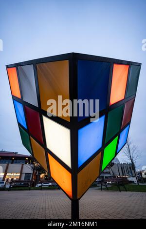 SZAZHALOMBATTA, UNGARN - DEZEMBER 9 2022: Rubik-Kubus-Statue auf der Straße in Szazhalombatta. Dezember 9 2022 Szazhalombatta, Ungarn Stockfoto