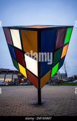 SZAZHALOMBATTA, UNGARN - DEZEMBER 9 2022: Rubik-Kubus-Statue auf der Straße in Szazhalombatta. Dezember 9 2022 Szazhalombatta, Ungarn Stockfoto