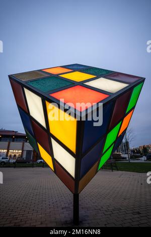 SZAZHALOMBATTA, UNGARN - DEZEMBER 9 2022: Rubik-Kubus-Statue auf der Straße in Szazhalombatta. Dezember 9 2022 Szazhalombatta, Ungarn Stockfoto