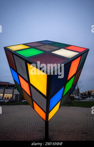 SZAZHALOMBATTA, UNGARN - DEZEMBER 9 2022: Rubik-Kubus-Statue auf der Straße in Szazhalombatta. Dezember 9 2022 Szazhalombatta, Ungarn Stockfoto