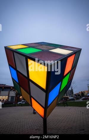 SZAZHALOMBATTA, UNGARN - DEZEMBER 9 2022: Rubik-Kubus-Statue auf der Straße in Szazhalombatta. Dezember 9 2022 Szazhalombatta, Ungarn Stockfoto