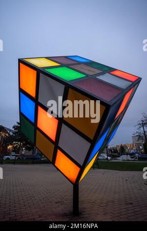 SZAZHALOMBATTA, UNGARN - DEZEMBER 9 2022: Rubik-Kubus-Statue auf der Straße in Szazhalombatta. Dezember 9 2022 Szazhalombatta, Ungarn Stockfoto