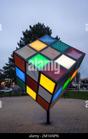 SZAZHALOMBATTA, UNGARN - DEZEMBER 9 2022: Rubik-Kubus-Statue auf der Straße in Szazhalombatta. Dezember 9 2022 Szazhalombatta, Ungarn Stockfoto