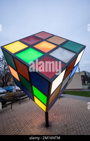 SZAZHALOMBATTA, UNGARN - DEZEMBER 9 2022: Rubik-Kubus-Statue auf der Straße in Szazhalombatta. Dezember 9 2022 Szazhalombatta, Ungarn Stockfoto